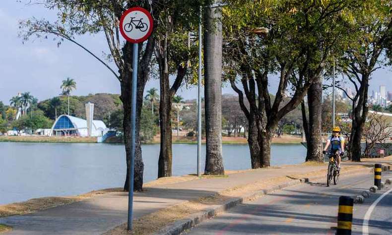 Número de ciclistas supera o de veículos motorizados na lagoa da Pampulha!