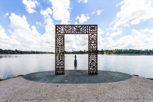 Contra depredações, estátua de Iemanjá na Lagoa da Pampulha conta com portal protetor