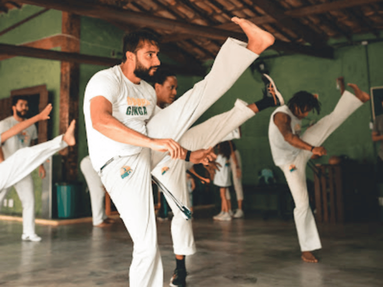 Escola de Capoeira na Pampulha em BH. A capoeira, uma expressão única da cultura brasileira, é muito mais do que uma simples arte