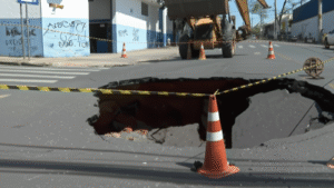 Cratera se abre em rua da Pampulha, em Belo Horizonte